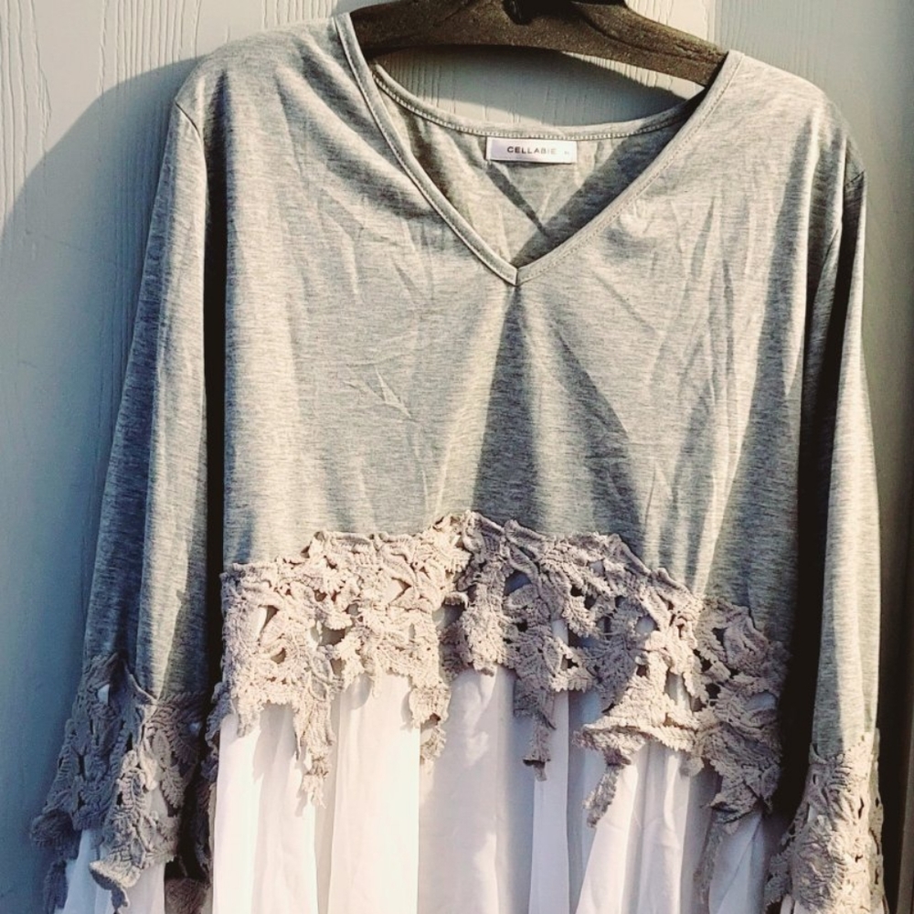 Beautiful bell sleeve comfortable women's XL top